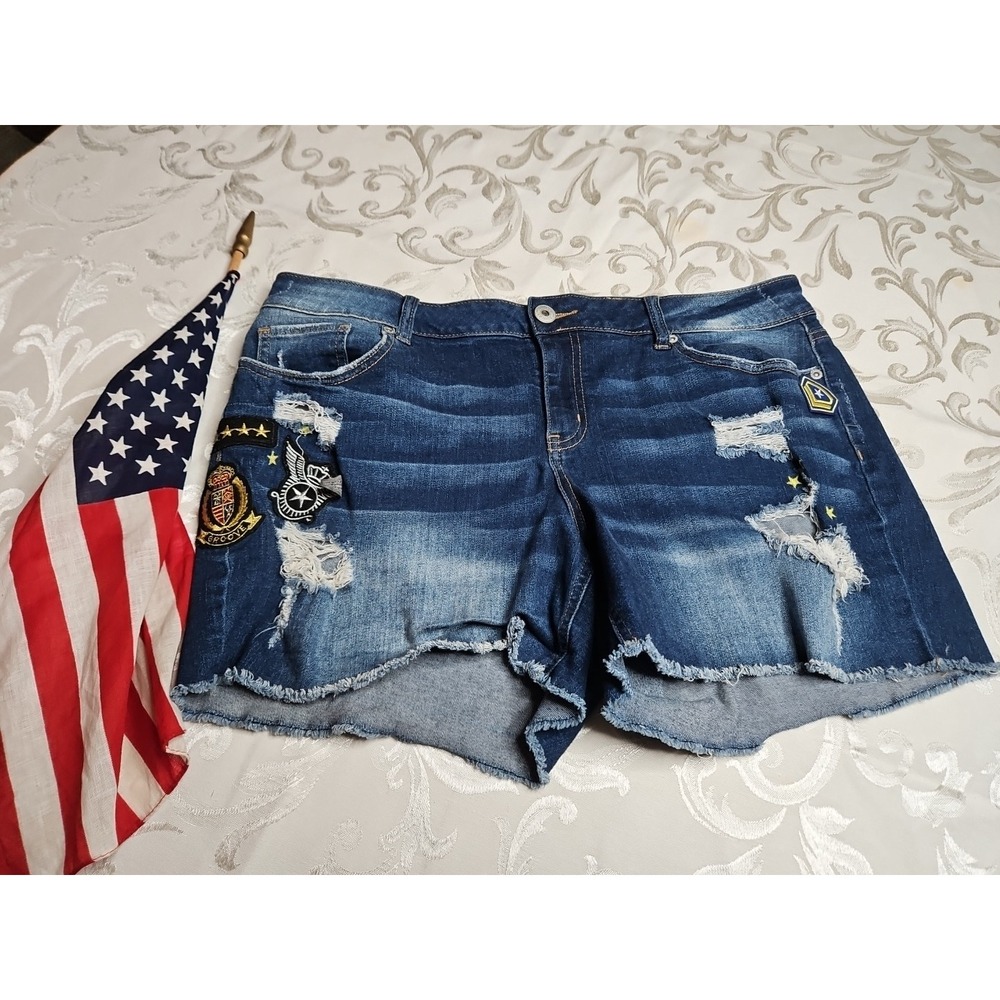Maurices Distressed‎ Shorts Embellished Patches Stretch Cut-Offs Mid-Rise 15/16